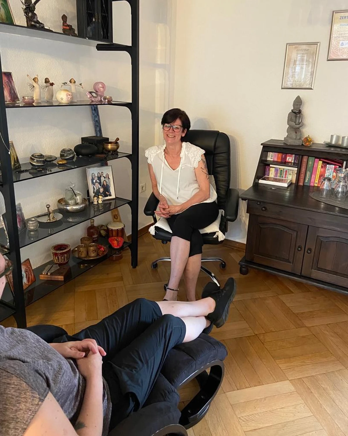 Manuela Möller sitzt auf einem Bürostuhl