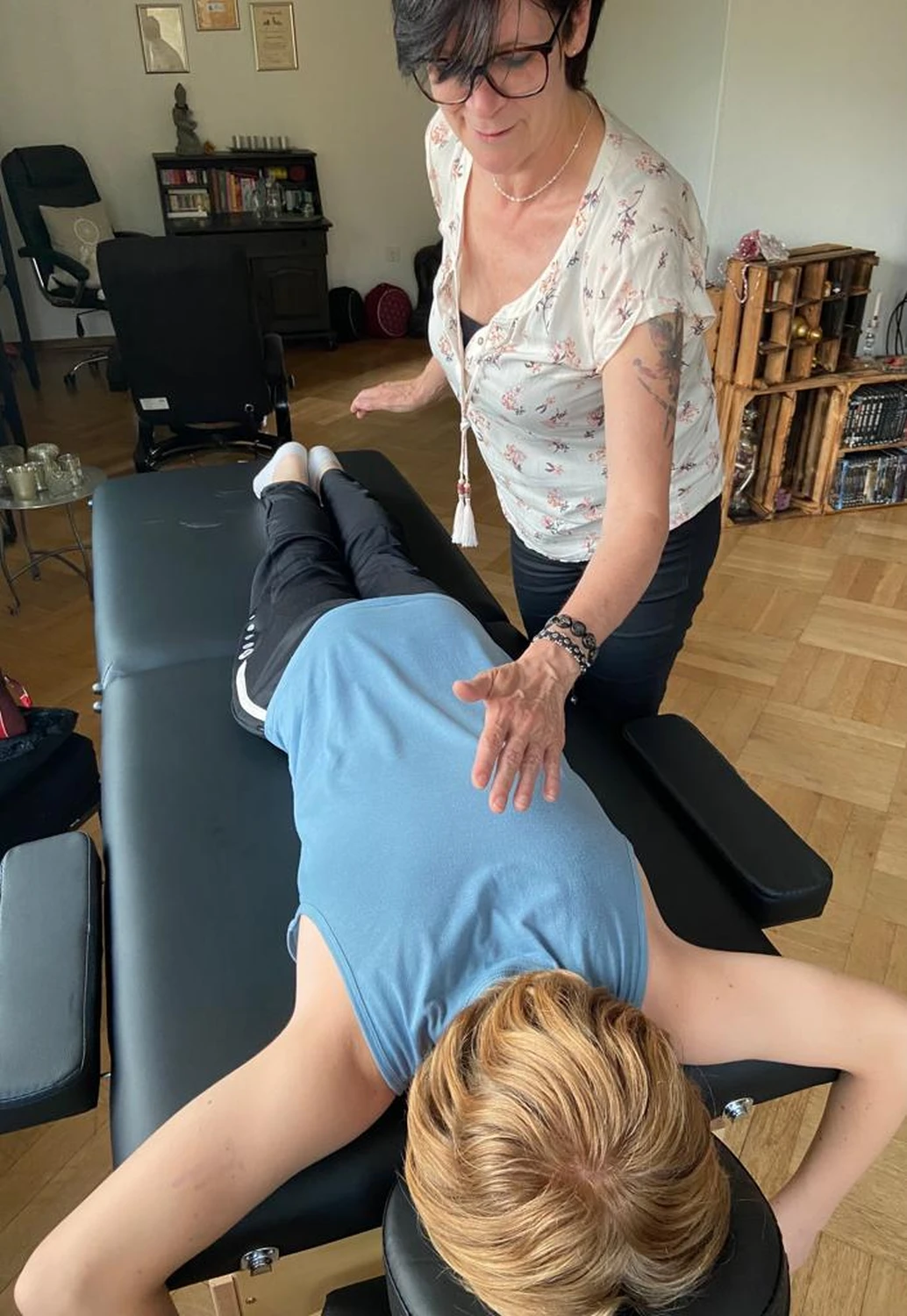 Manuela Möller führt die ganzheitliche Methode an einer Frau durch